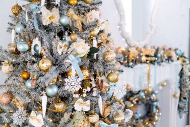 Noel ağacı olan ve altında hediyeler olan bir Noel salonu.