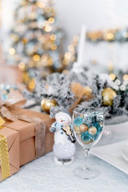 Noel ağacı olan ve altında hediyeler olan bir Noel salonu.