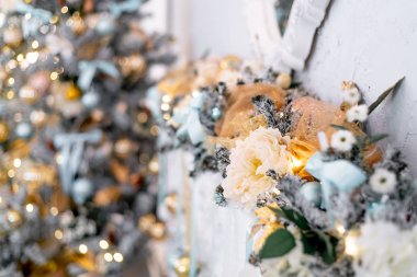 Noel ağacı olan ve altında hediyeler olan bir Noel salonu.