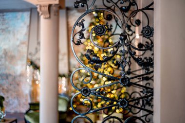 Noel ağacı olan ve altında hediyeler olan bir Noel salonu.