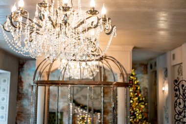 Noel ağacı olan ve altında hediyeler olan bir Noel salonu.