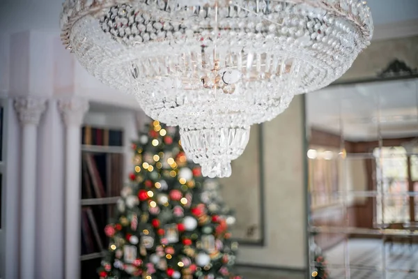 Sala de estar de Natal com uma árvore de Natal e presentes sob ele — Fotografia de Stock