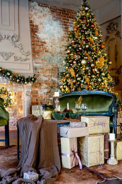 크리스마스 트리와 그 아래에 선물이 있는 크리스마스 거실 — 스톡 사진