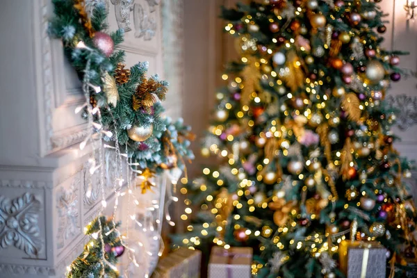 Vánoční obývací pokoj s vánoční stromeček a dárky pod ním — Stock fotografie