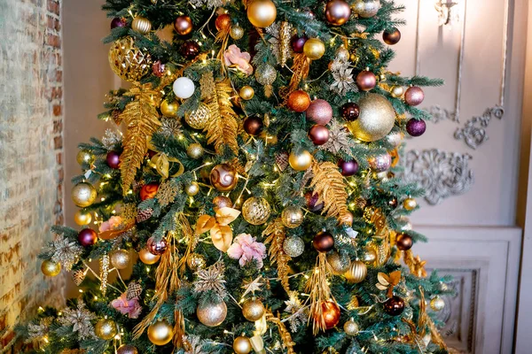Salon de Noël avec un arbre de Noël et des cadeaux sous celui-ci — Photo
