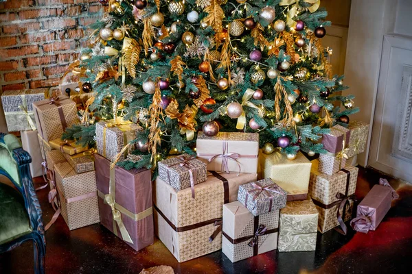 Kerst woonkamer met een kerstboom en cadeautjes eronder — Stockfoto