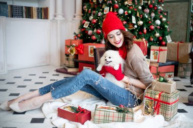 mutlu genç kadın evde Noel kutlamaları