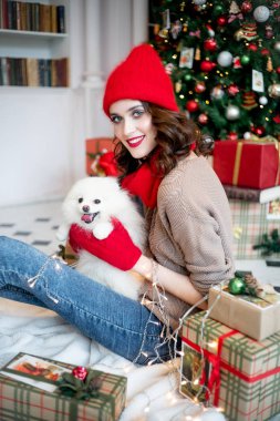 mutlu genç kadın evde Noel kutlamaları