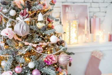 Noel ağacı olan ve altında hediyeler olan bir Noel salonu.