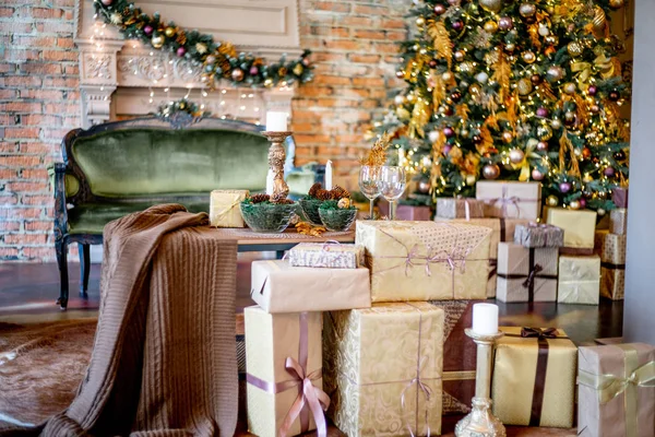 Kerst woonkamer met een kerstboom en cadeautjes eronder — Stockfoto