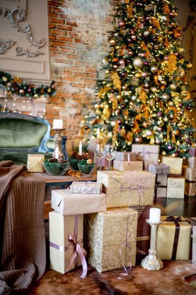 Kerst woonkamer met een kerstboom en cadeautjes eronder — Stockfoto