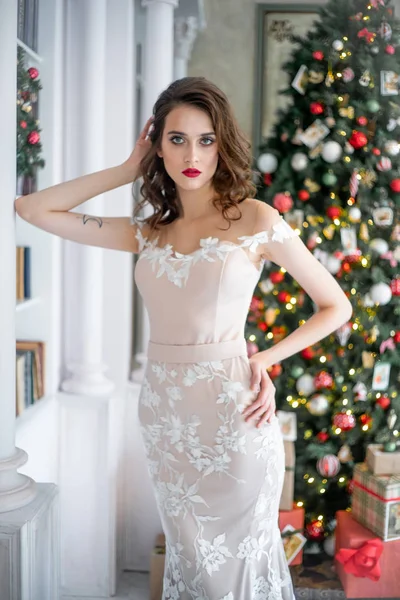 Hermosa mujer joven en un vestido de noche celebrando la Navidad — Foto de Stock
