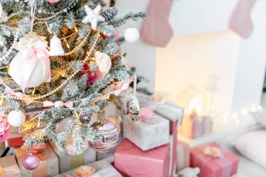 Noel ağacı olan ve altında hediyeler olan bir Noel salonu.