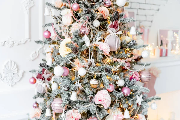 Vánoční obývací pokoj s vánoční stromeček a dárky pod ním — Stock fotografie