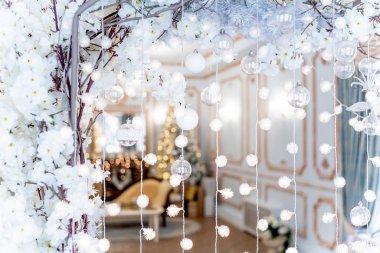 Noel ağacı olan ve altında hediyeler olan bir Noel salonu.