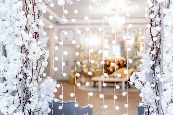 Рождественская гостиная с елкой и подарками под ней — стоковое фото