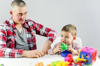 Baba ve yürümeye başlayan çocuk oğlu evde oynarken eğleniyor