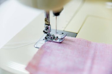 Yaratıcı dikiş malzemeleri ve aksesuarları bir tablo