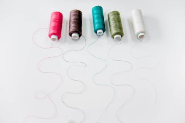 Yaratıcı dikiş malzemeleri ve aksesuarları bir tablo