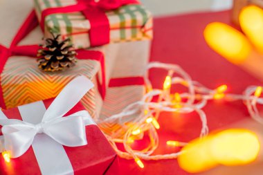 Kırmızı Noel hediye kutuları kaydırma eller