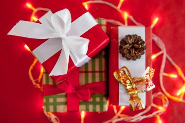 Kırmızı Noel hediye kutuları kaydırma eller