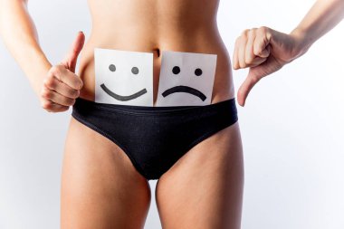 bir kağıt bir gülümsemeyle onu vajina üzerinde tutan kadın