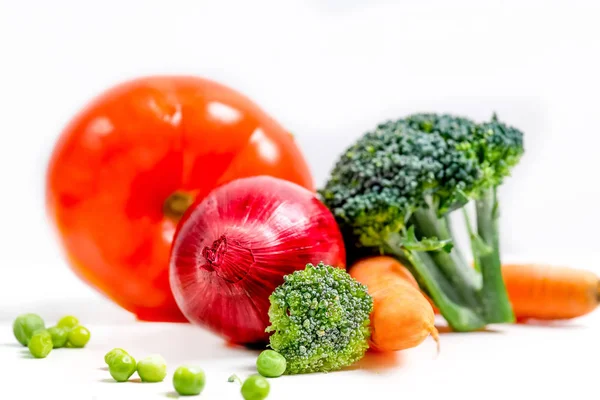 En färsk grupp grönsaker på vit bakgrund — Stockfoto