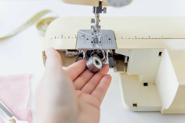 Manos femeninas están utilizando una máquina de coser — Foto de Stock