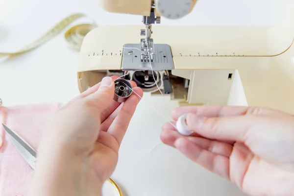 Mani femminili stanno utilizzando una macchina da cucire — Foto Stock