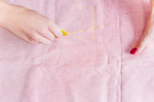Женские руки используют швейную машинку — стоковое фото