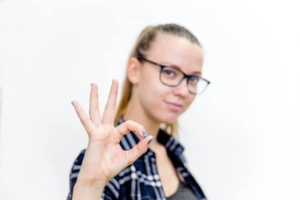 Fiatal nő a rossz látás szemüveg és kontaktlencse — Stock Fotó