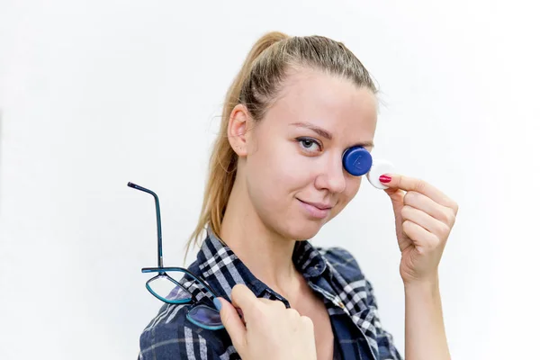 Mujer joven con mala vista con gafas y lentes de contacto — Foto de Stock