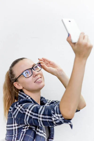 Mujer joven con mala vista con gafas y lentes de contacto —  Fotos de Stock