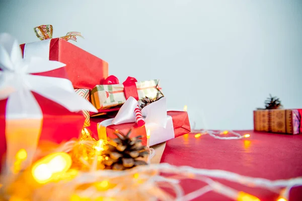 Manos femeninas envolviendo cajas de regalo de Navidad rojas —  Fotos de Stock