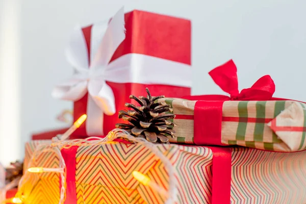 Manos femeninas envolviendo cajas de regalo de Navidad rojas —  Fotos de Stock