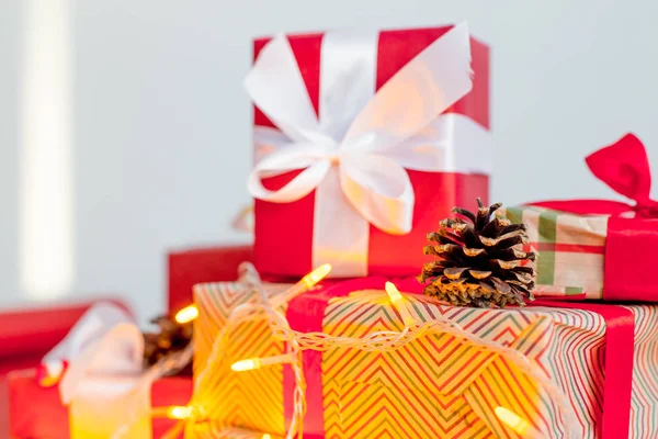 Mãos femininas embrulhando caixas de presente de Natal vermelho — Fotografia de Stock