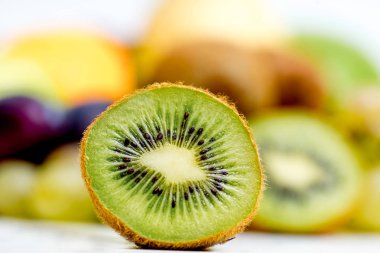 Beyaz bir arka plan üzerinde meyve yapılmış yaratıcı düzeni