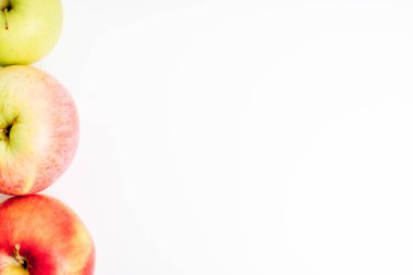 Beyaz bir arka plan üzerinde meyve yapılmış yaratıcı düzeni