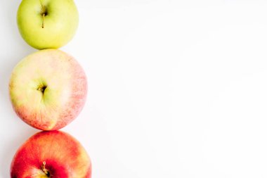 Beyaz bir arka plan üzerinde meyve yapılmış yaratıcı düzeni