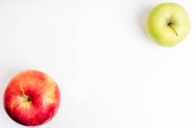 Beyaz bir arka plan üzerinde meyve yapılmış yaratıcı düzeni