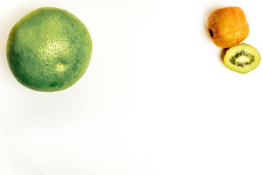 Beyaz bir arka plan üzerinde meyve yapılmış yaratıcı düzeni