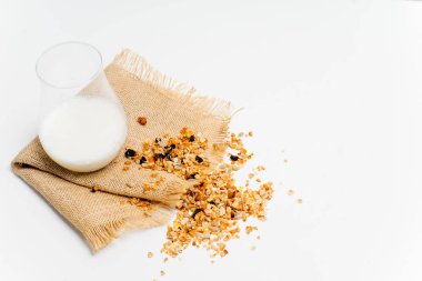 bir bardak süt ile ekmek ve tahıllar