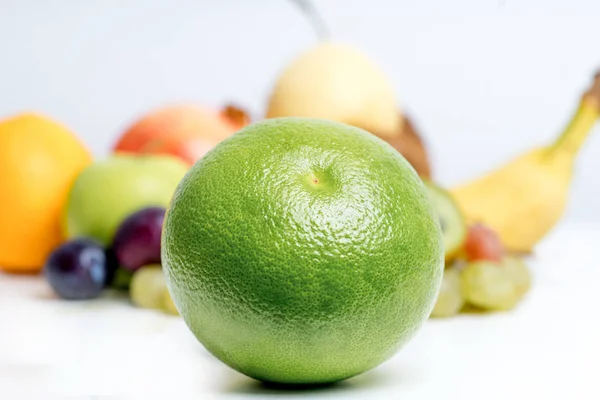 Diseño creativo hecho de frutas sobre un fondo blanco — Foto de Stock