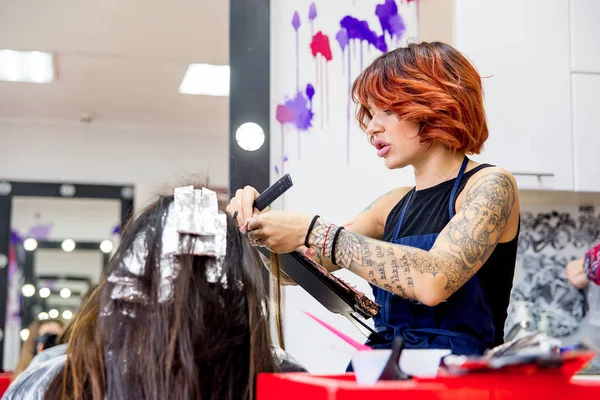 Профессиональный парикмахер работает с клиентом в салоне — стоковое фото
