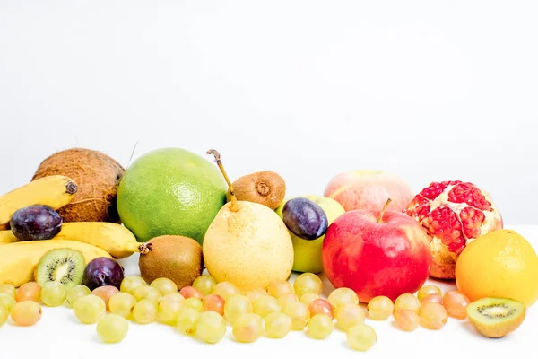 Diseño creativo hecho de frutas sobre un fondo blanco — Foto de Stock