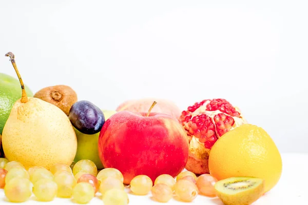 Diseño creativo hecho de frutas sobre un fondo blanco — Foto de Stock