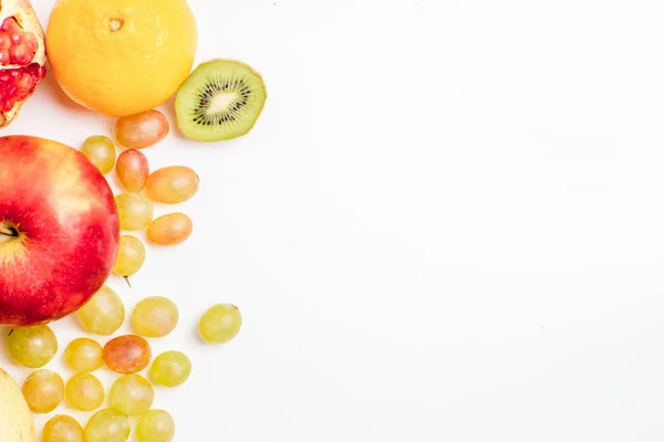 Diseño creativo hecho de frutas sobre un fondo blanco — Foto de Stock