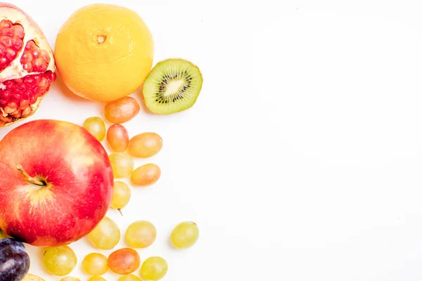 Diseño creativo hecho de frutas sobre un fondo blanco — Foto de Stock