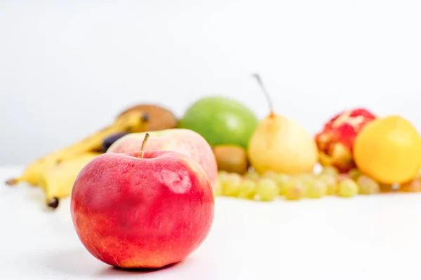 Diseño creativo hecho de frutas sobre un fondo blanco — Foto de Stock