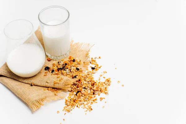 빵과 곡물과 우유의 유리 — 스톡 사진
